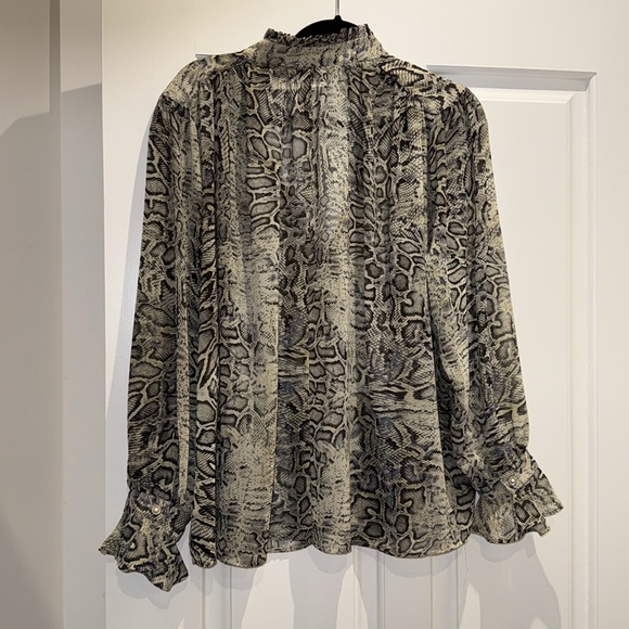 Snake print blouse with sleeve detailing - Picture 3 of 4